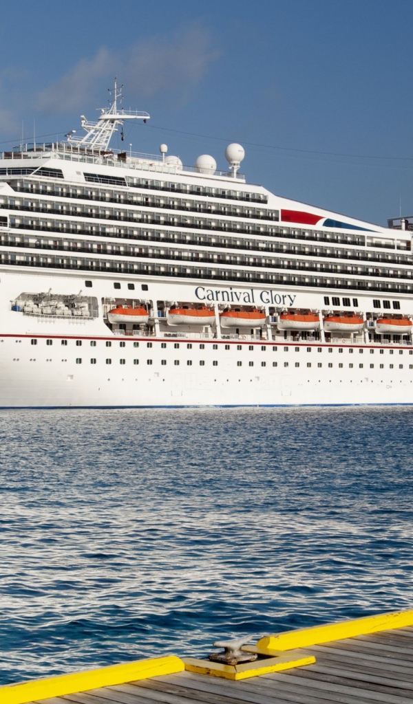 Белое круизное судно Carnival Glory
