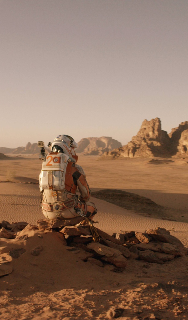 Одинокий космонавт на поверхности Марса 