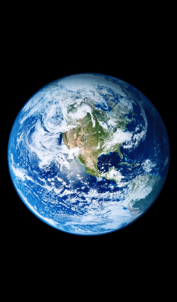 Голубая планета Земля на черном фоне