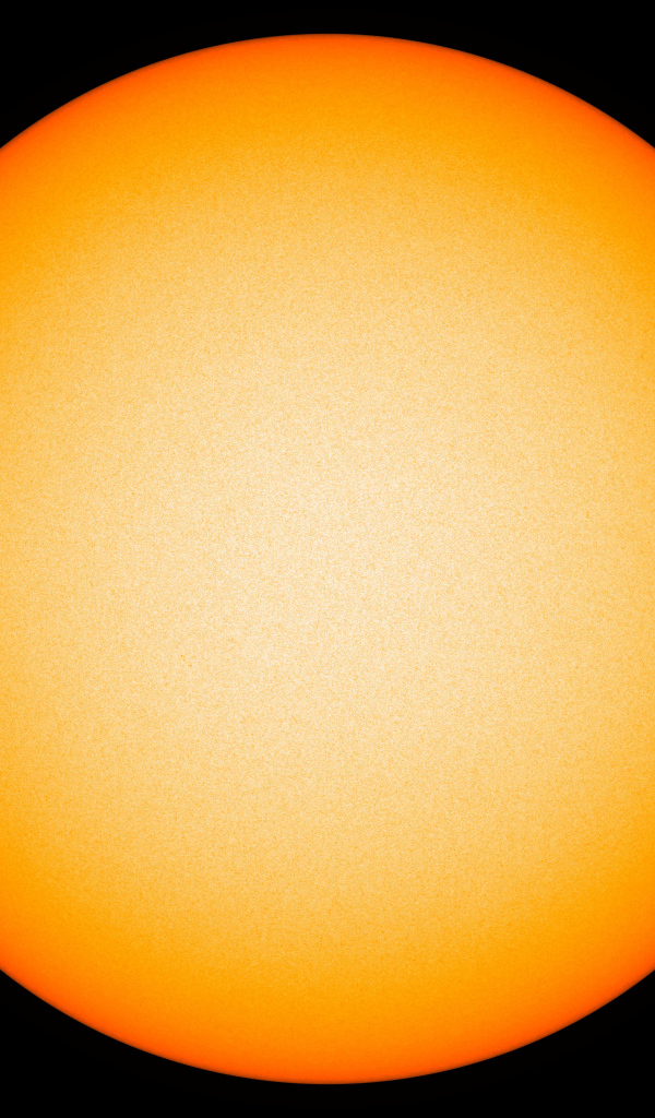 Яркое желтое солнце на черном фоне