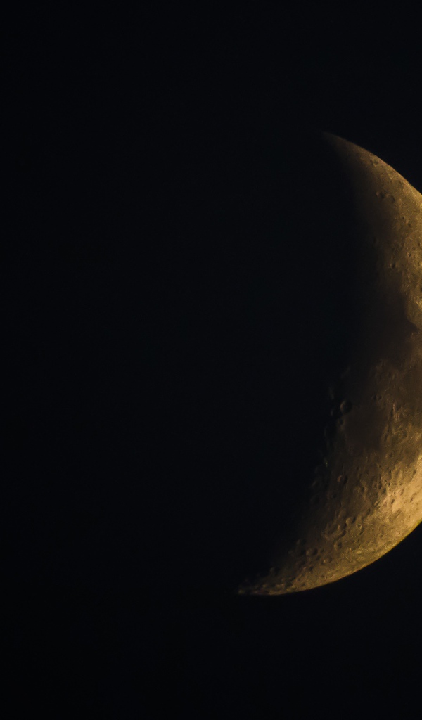 Затмение большой желтой луны 