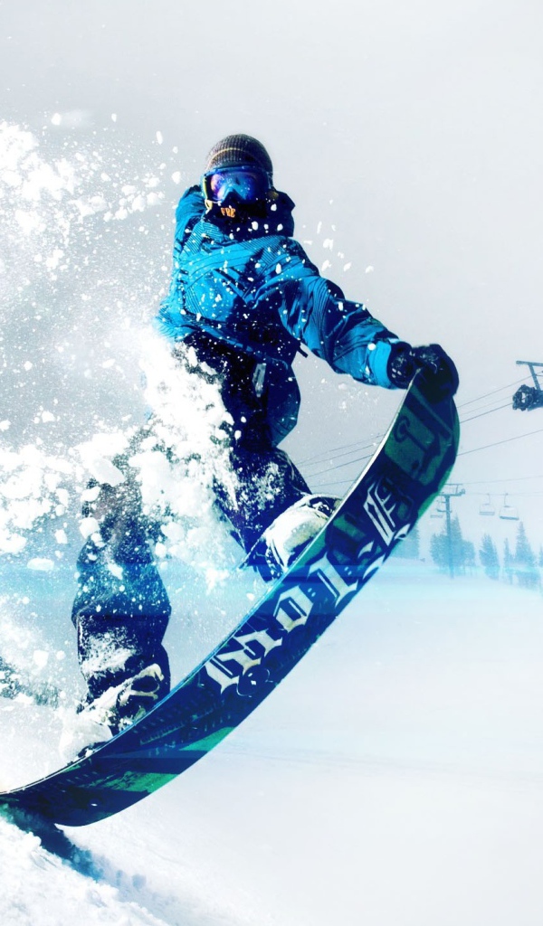 Спортсмен сноубордист на заснеженном склоне горы 