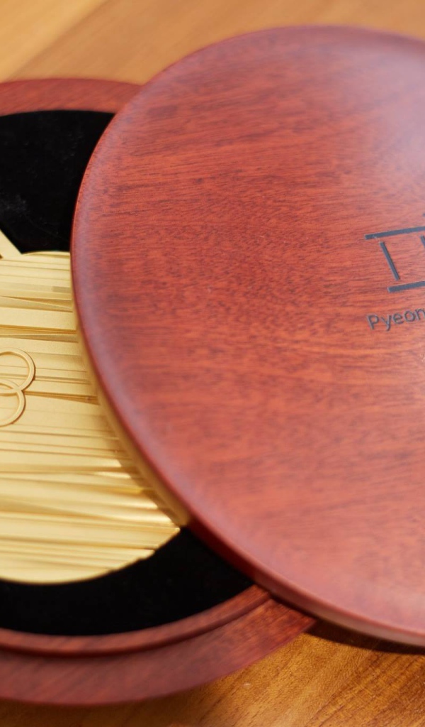 Медаль зимних олимпийский игр 2018 в деревянном футляре