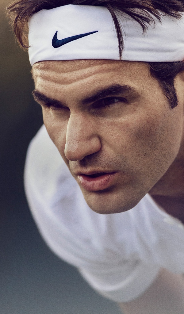 Суровый взгляд теннисиста Роджера Федерера 
