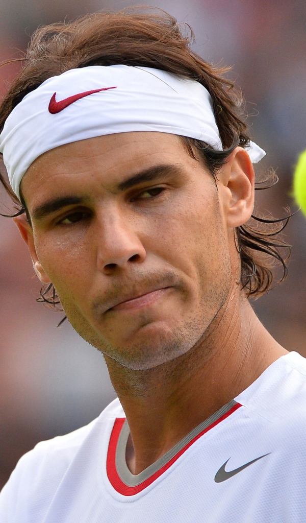 Испанский теннисист Рафаэль Надаль на корте 