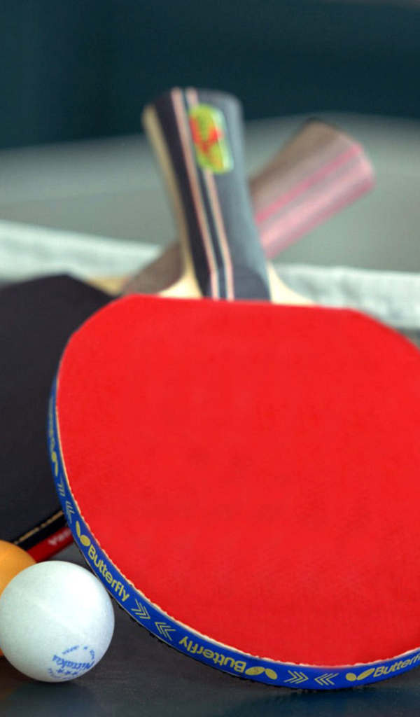 Ракетки для настольного тенниса и мячи на столе  