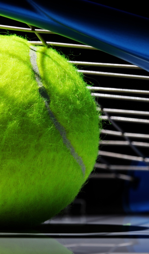 Теннисный мяч и ракетка 
