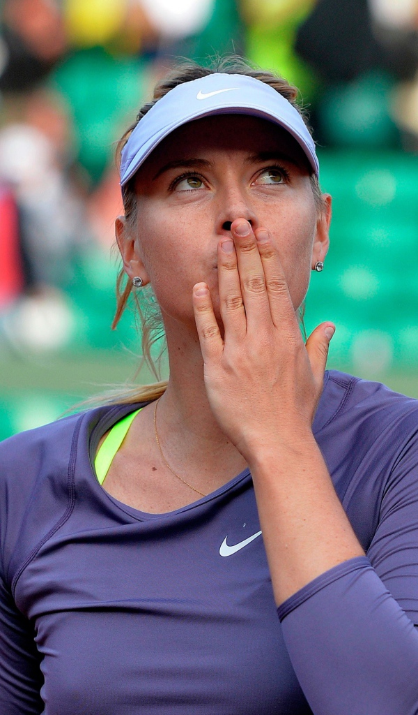 Теннисистка Мария Шарапова шлет воздушный поцелуй 