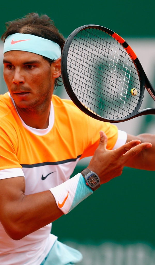 Теннисист Рафаэль Надаль с ракеткой на корте 