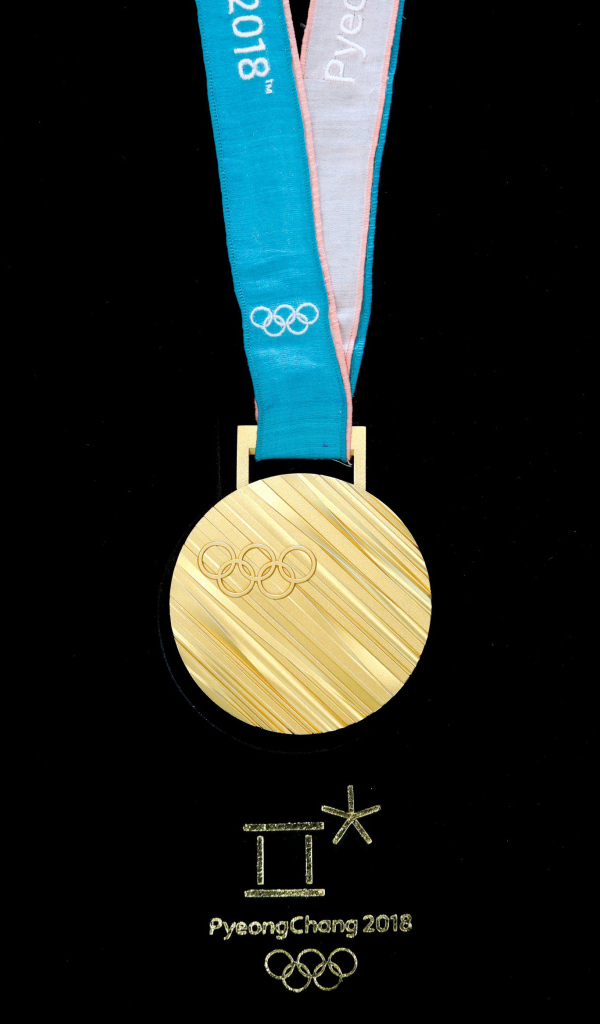 Три медали зимних Олимпийских игр 2018 на черном фоне