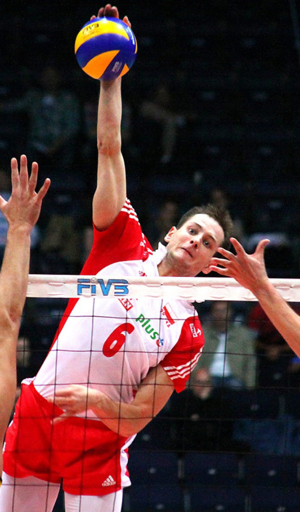 Волейбольная атака спортсмена 