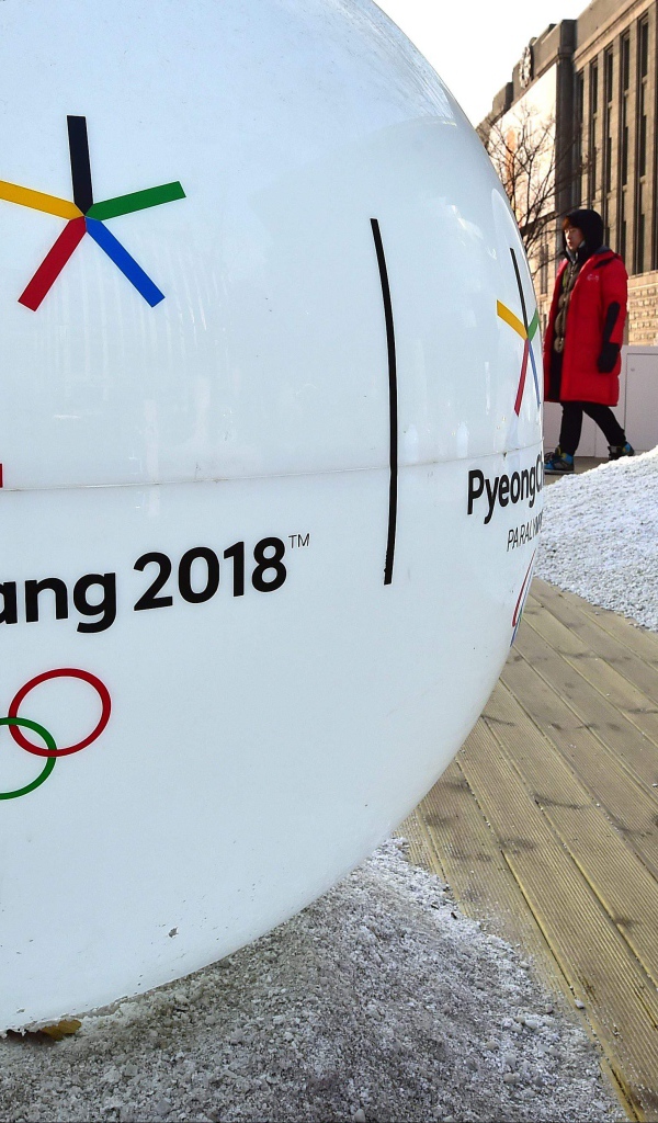 Белый шар с логотипом Зимних Олимпийских игр 2018