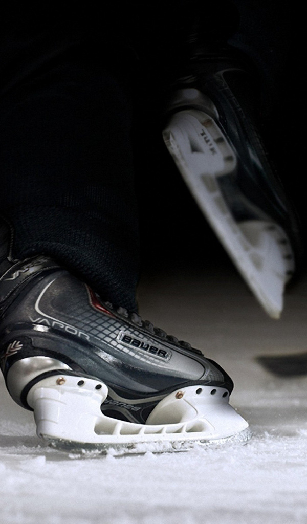 Хоккейные коньки Bauer на льду 