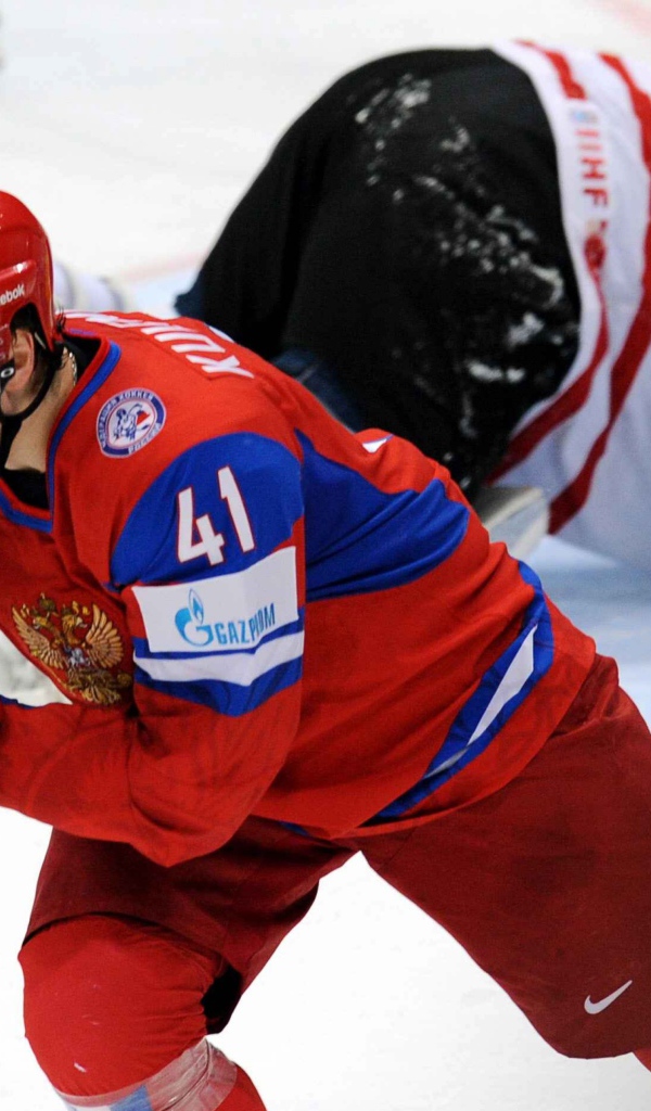 Российский хоккеист радуется победе 