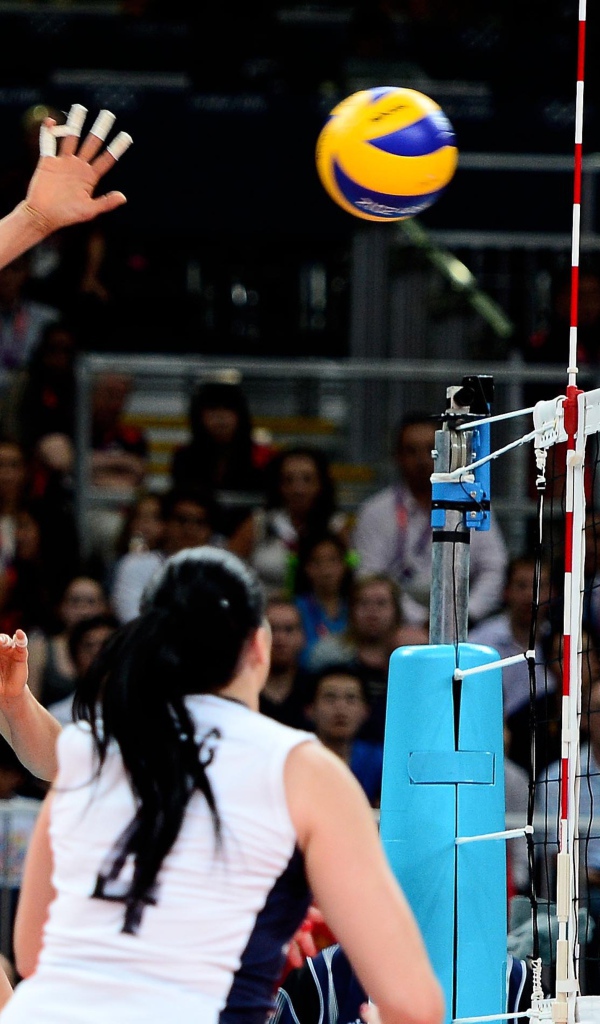 Игра команды по женскому волейболу 