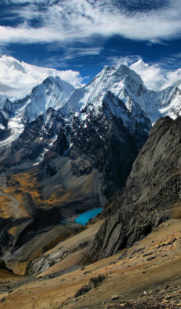 Горы Анды на фоне красивого неба, Чили 