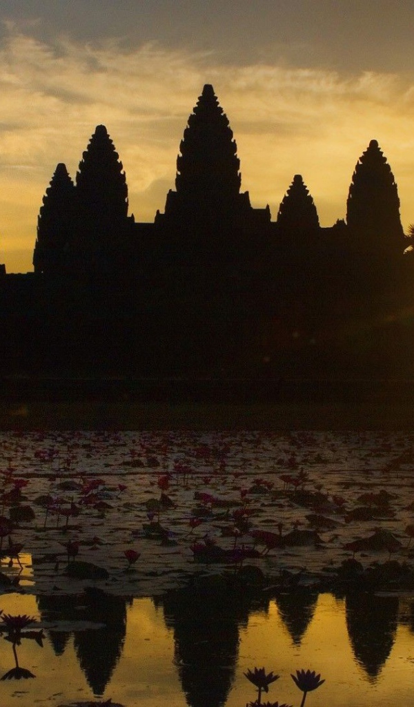 Ангкор Ват в лучах солнца на закате 