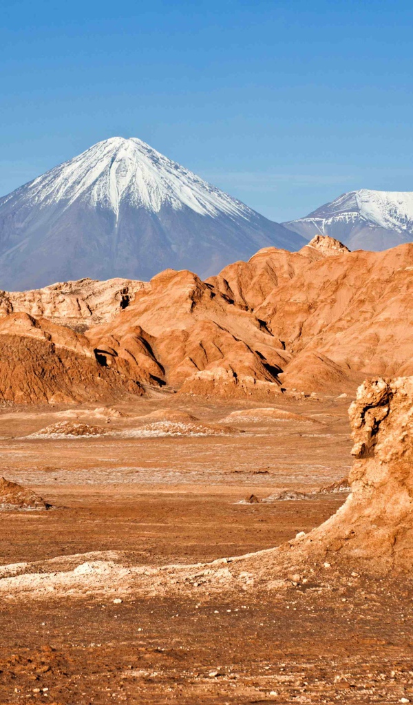 Пустыня Атакама и заснеженная вершина вулкана,  Чили 