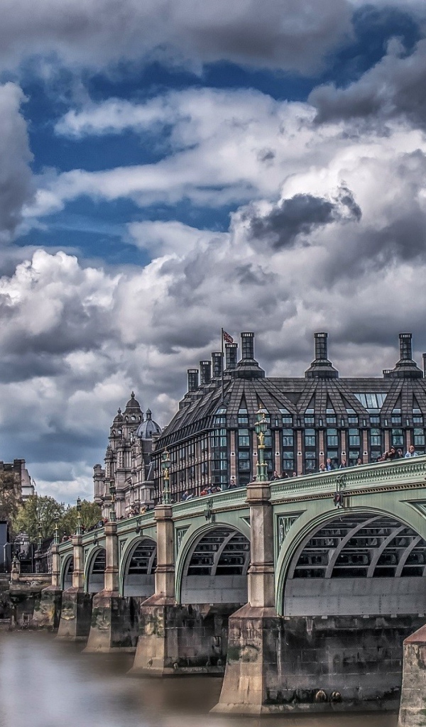 Биг Бен на фоне реки Темзы, Лондон. Великобритания 