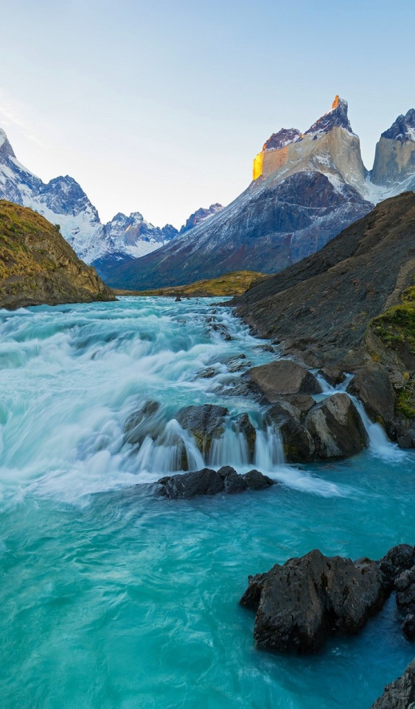 Чистая река в национальном парке Торрес-дель-Пайне, Чили 