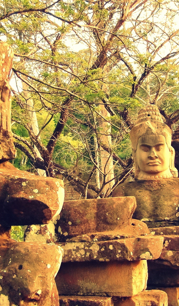 Индуистские статуи у храмового комплекса Ангкор  Ват 