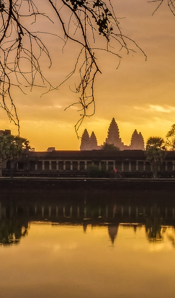 Озеро у стен храмового комплекса Ангкор Ват 
