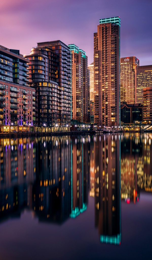 Ночные небоскребы Лондона отражаются в воде,  Великобритания 