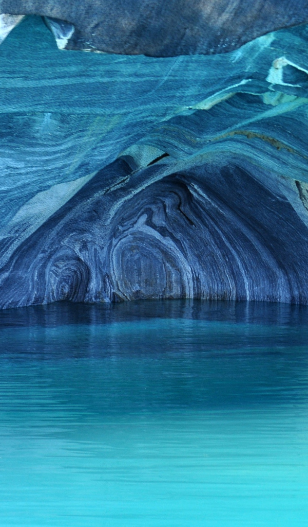 Мраморный собор пещера на берегу озера Хенераль-Каррера, Патагония Чили 