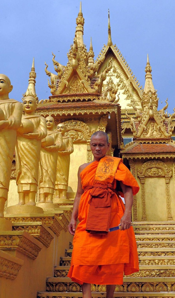 Монах на ступеньках старинного храма, Камбоджа 