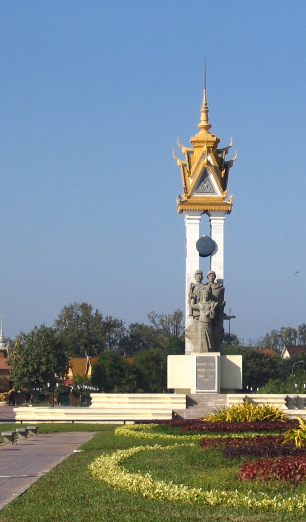 Монумент дружбы Камбоджи и Вьетнама в городе Пномпень 