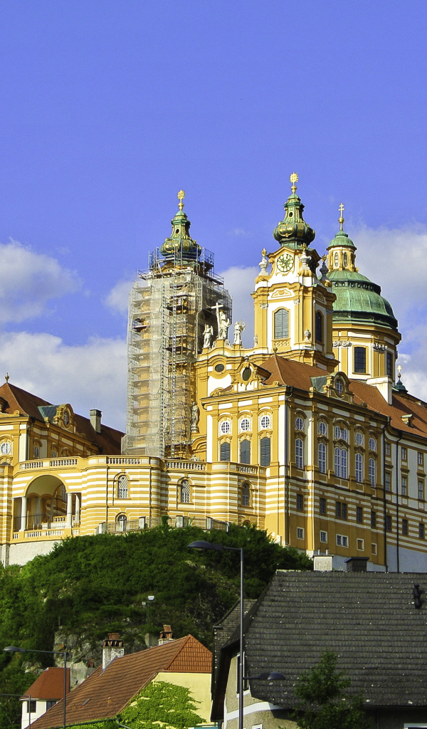 Живописный Бенедиктинский монастырь на фоне голубого неба, Мельк. Австрия
