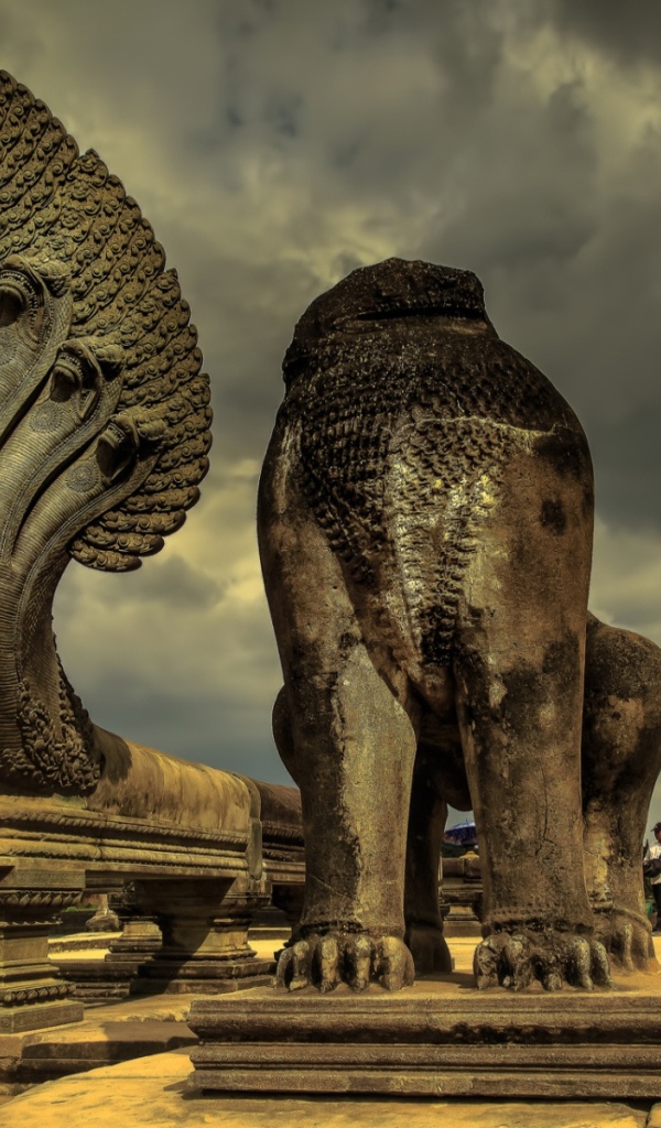 Каменные статуи на территории храмового комплекса Ангкор Ват 