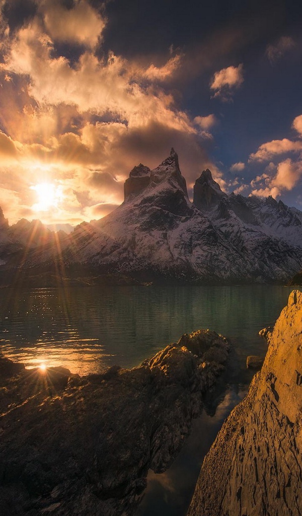 Закат над горами Анды парк Торрес-дель-Пайне, Чили 