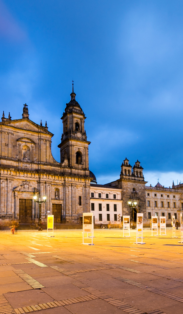 Храм на городской площади города Богота, Колумбия