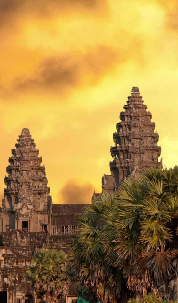 Древний храм Ангкор Ват башни на фоне заката 