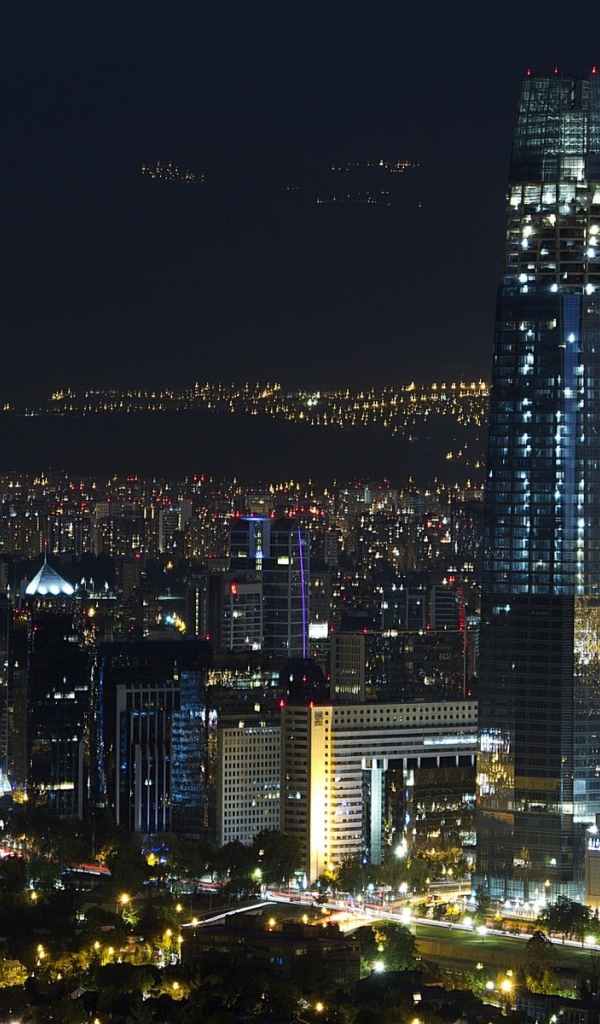 Огни небоскребов ночью, город Сантьяго Чили 