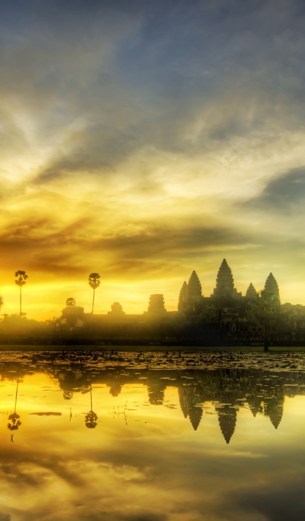 Храмовый комплекс Ангкор Ват на рассвете 