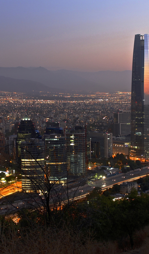 Вечерний город Сантьяго, Чили 