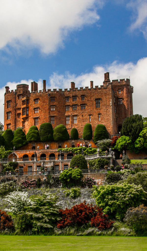 Вид на замок Powis Castle с красивыми садами, Великобритания
