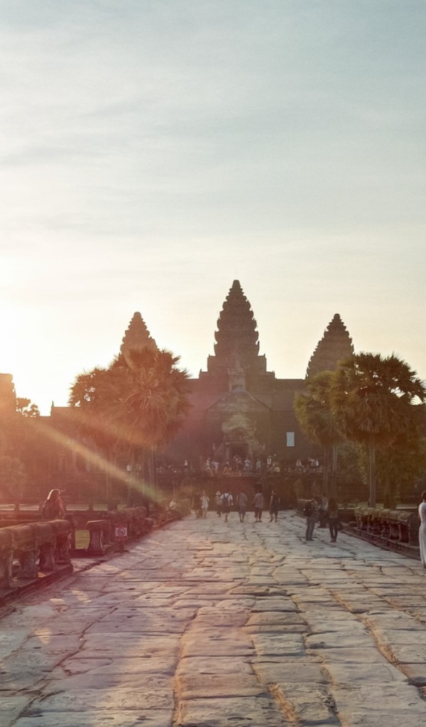 Аллея на закате у храмового комплекса Ангкор Ват в Камбодже 