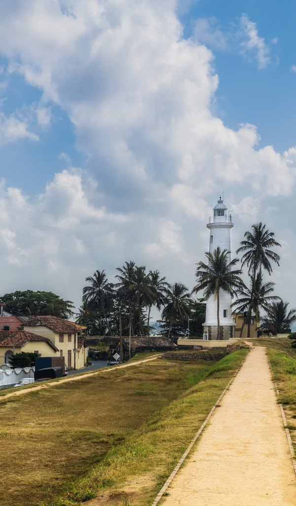 Крепость Galle Fort на побережье под красивым небом с белыми обраками. Шри-Ланка