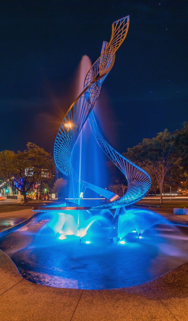 Красивый фонтан с голубой подсветкой в парке, город Брисбен. Австралия 