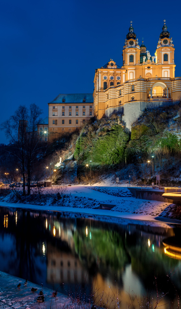 Бенедиктинский монастырь  у реки,  Мельк, Австрия 