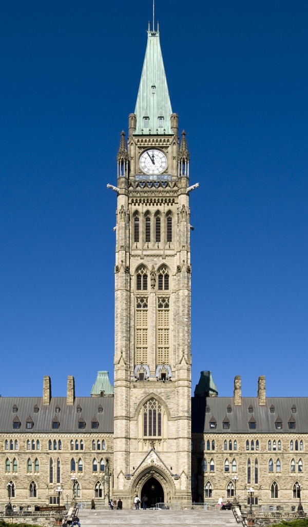 Старинное здание парламента под голубым небом, Канада