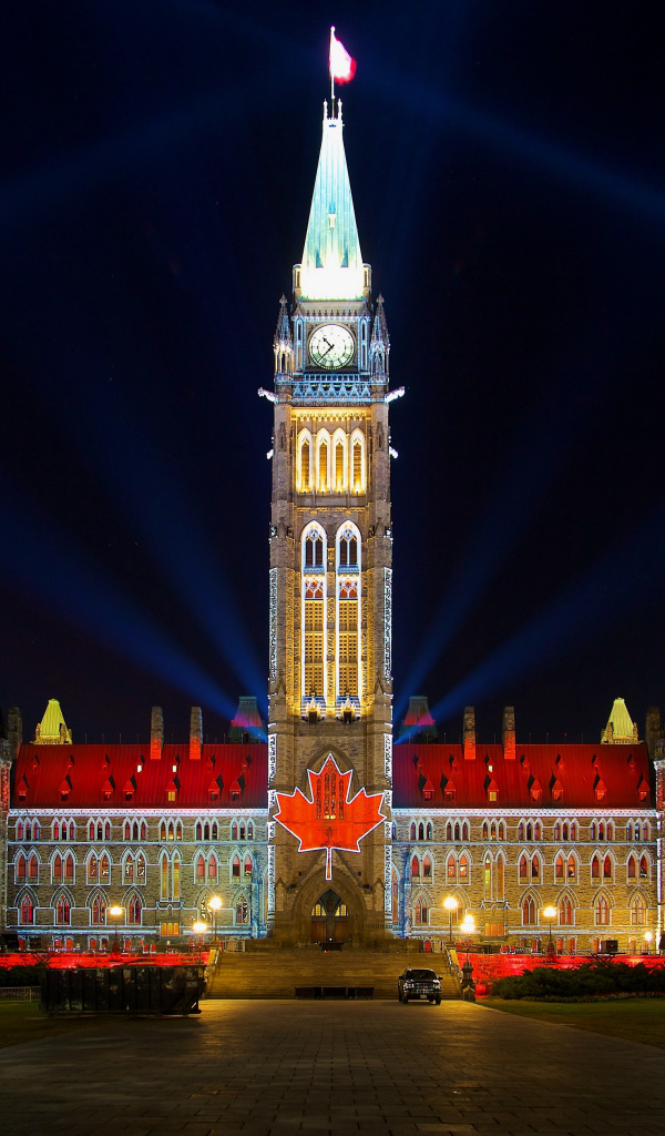 Архитектурный комплекс Парламентский холм в свете ночных фонарей, Канада. 