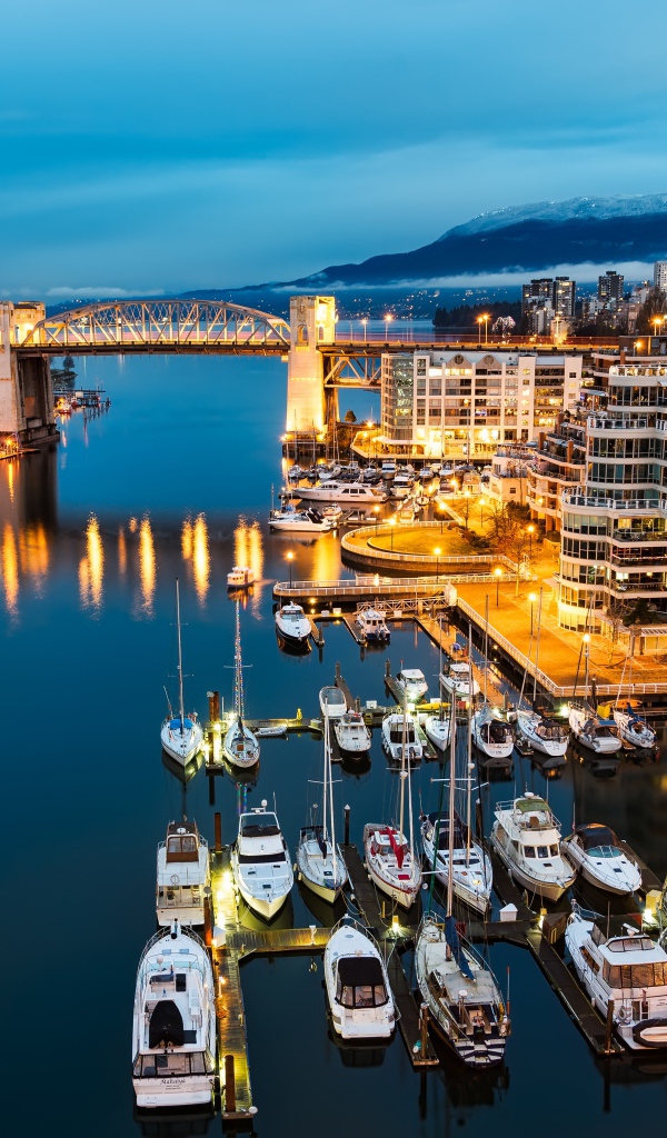 Лодки у причала на фоне ночных огней города Ванкувер, Канада