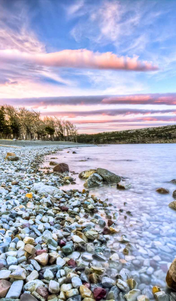 Валуны на берегу озера в национальном парке Уотертон-Лейкс, Канада 