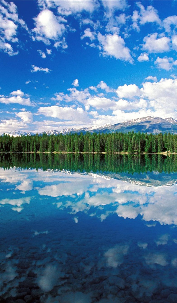 Облака отражаются в озере в национальном парке Джаспер, Канада 