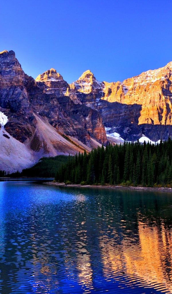 Озеро Луиз у гор в национальном парке Банф, Канада