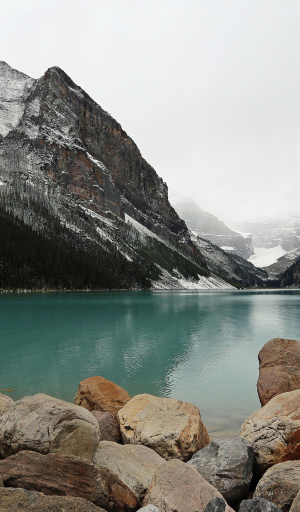 Озеро в  национальном парке Кутеней, Канада 